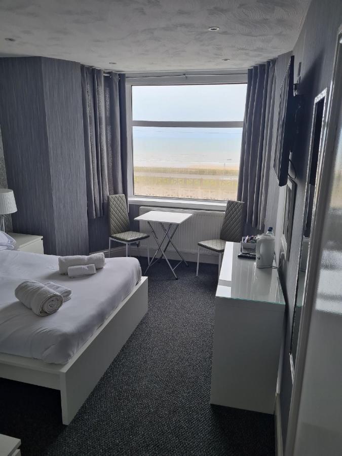 Queens Plaza 3*