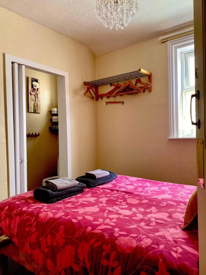 Walkden House Guest house *