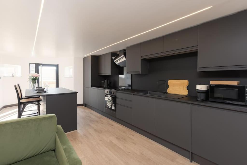 Apartment Stylish & Comfy Promenade Gem ~ Steps To The Blackpool