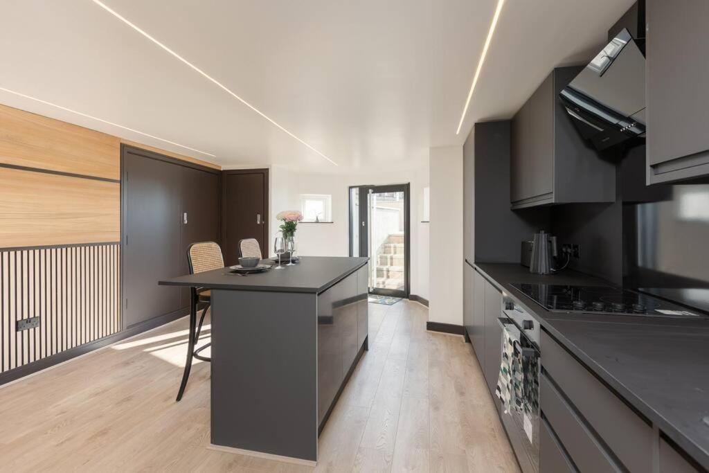 Stylish & Comfy Promenade Gem ~ Steps To The *