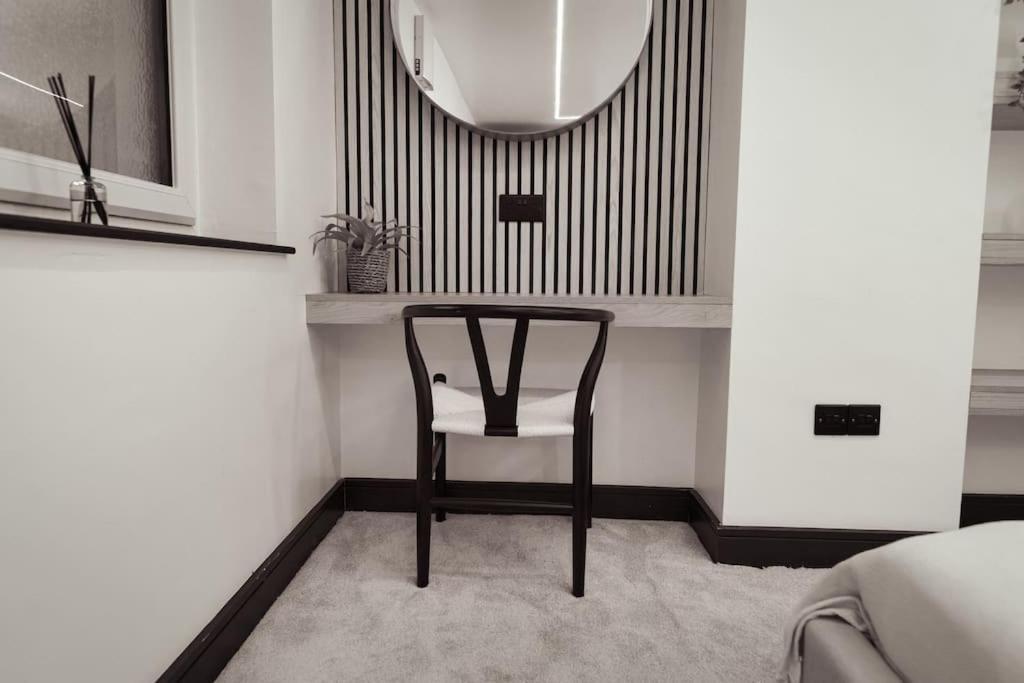 Apartment Stylish & Comfy Promenade Gem ~ Steps To The *