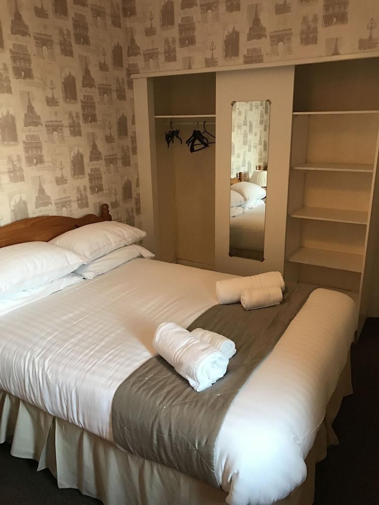Queens Plaza Bed & Breakfast Blackpool