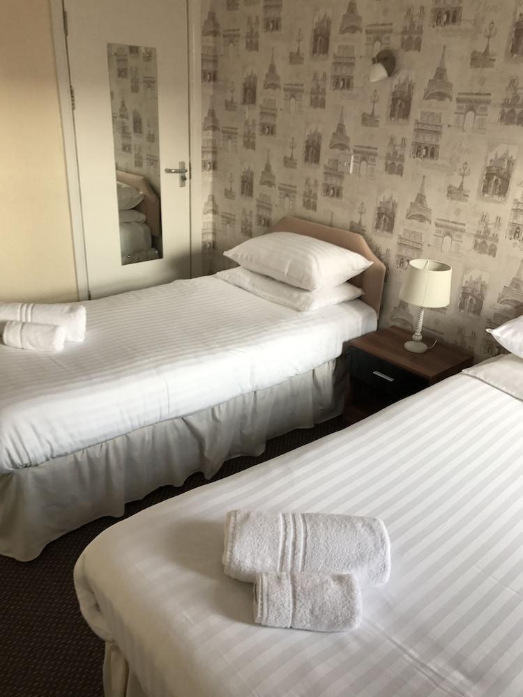 Queens Plaza 3* Blackpool