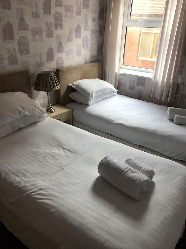 Queens Plaza Bed & Breakfast Blackpool