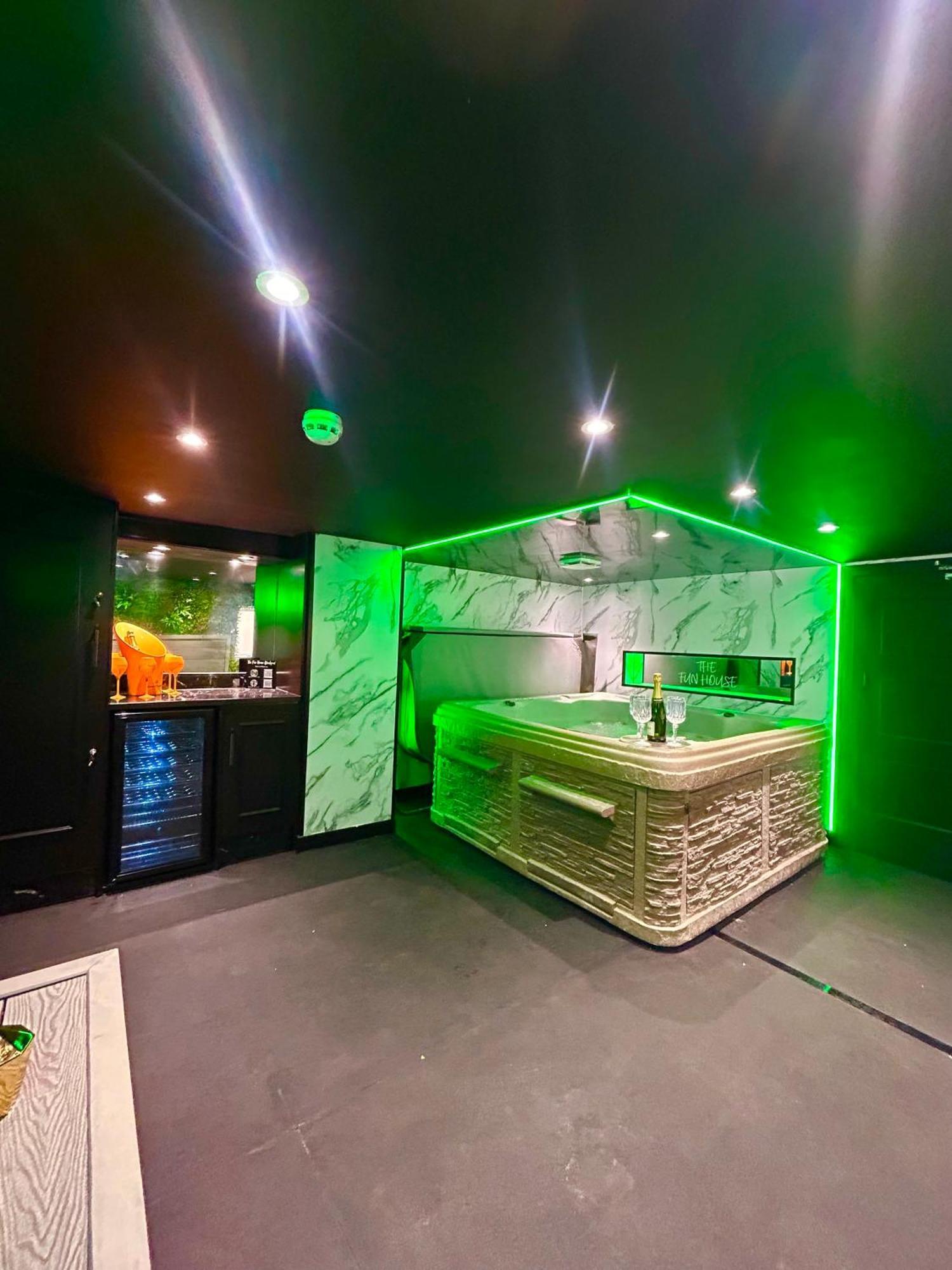 Holiday home New - The Fun House - Private Nightclub *
