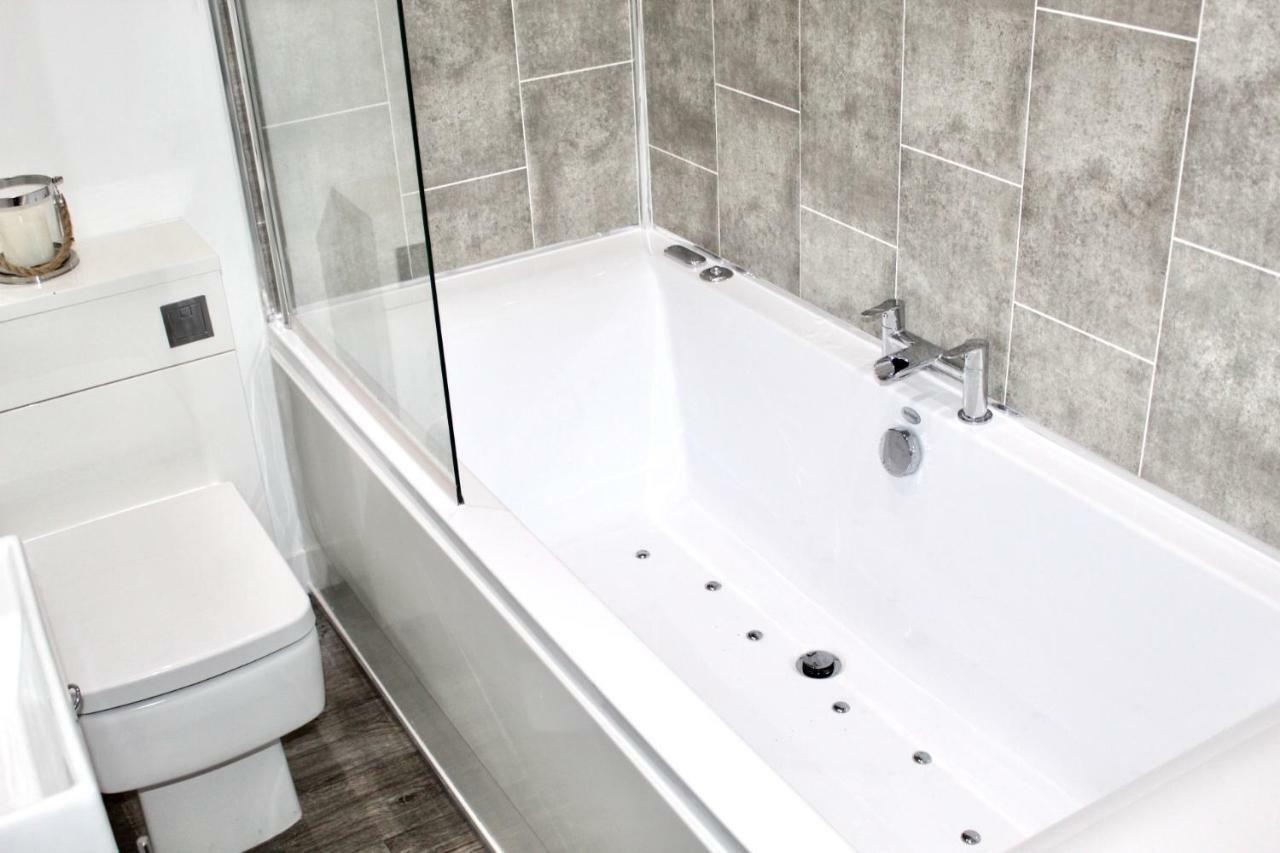 Reads Luxury Jacuzzi *