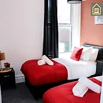 2 Bedroom Apartment At Blackpool , Top Notch Serviced Accommodation , Free Wifi
