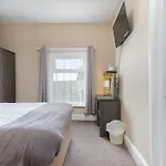 Rayners Hotel