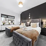 Luxury By The Sea, Beautiful 3 Bedroom House With Fast Wifi, King Bed, Lovely Garden! Blackpool\'S Finest Getaway Experience For Up To 8 Guests!