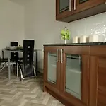 Earthling 1, Apartment