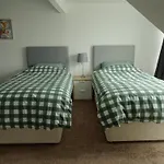 Earthling 1, Apartment