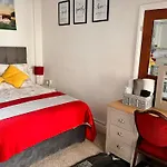 Victoria House - Self Catering Quiet Guesthouse - Adult Singles And Couples Only