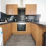Henthorne Choice - Large Property - Close To Town Centre