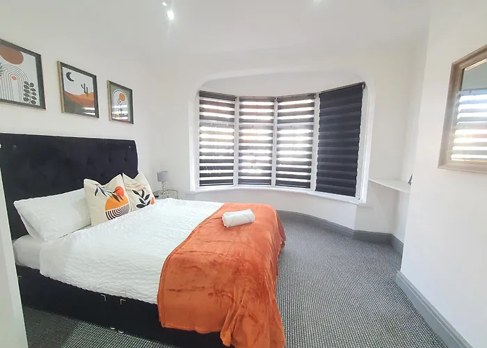 Only Family Groups - Pets Stay For Free - Sleeps 8 - Sofabed