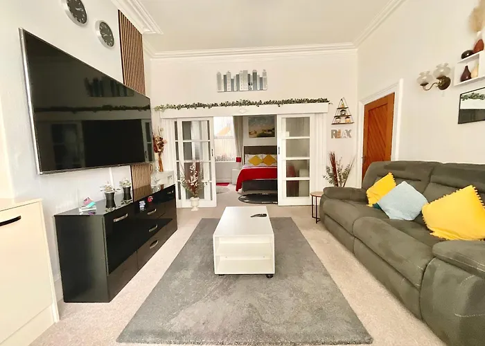 Victoria House - Self Catering Quiet Guesthouse - Adult Singles And Couples Only