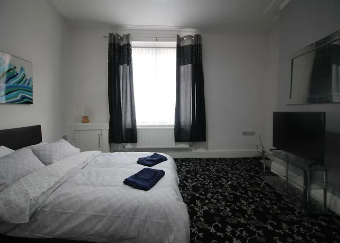 Henthorne Choice - Large Property - Close To Town Centre
