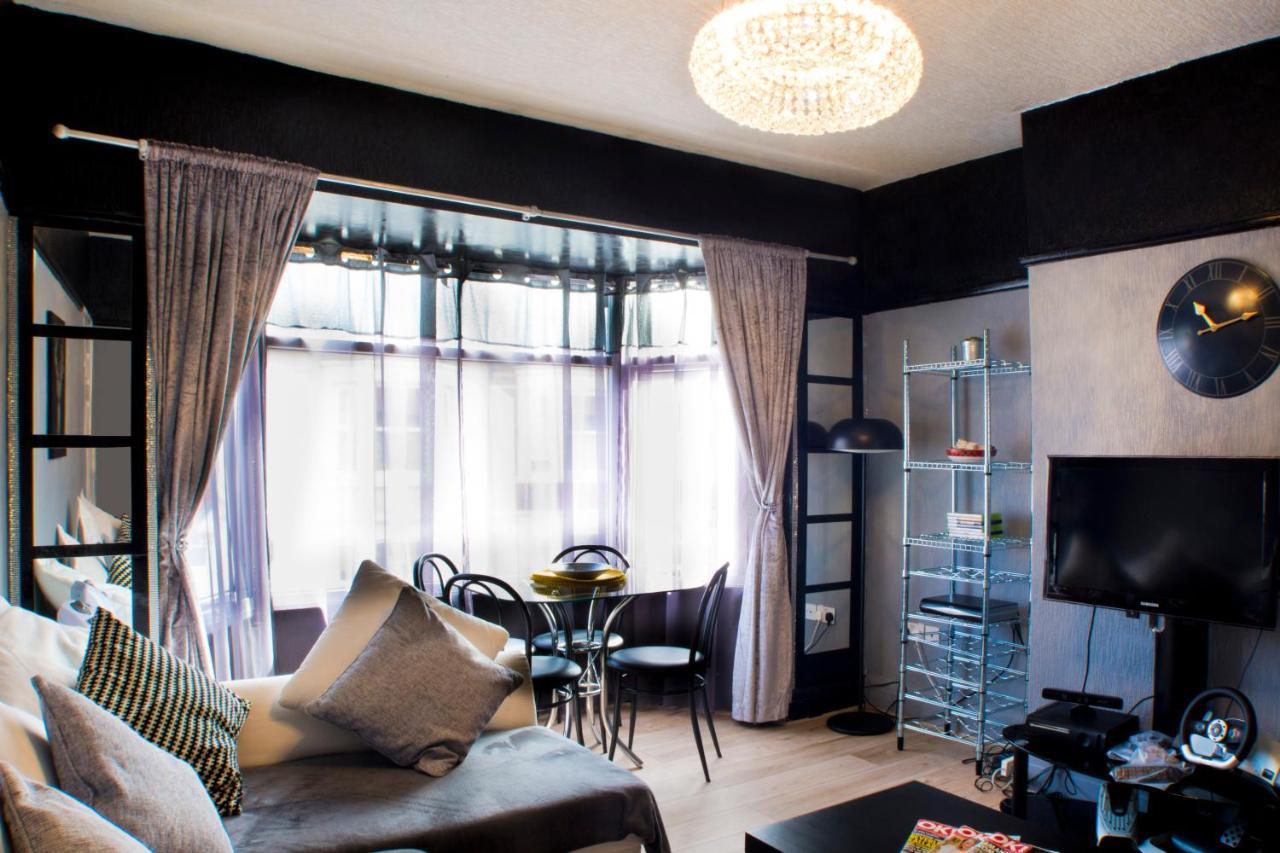 Apartment A Away From Now With Netflix And Ps4
