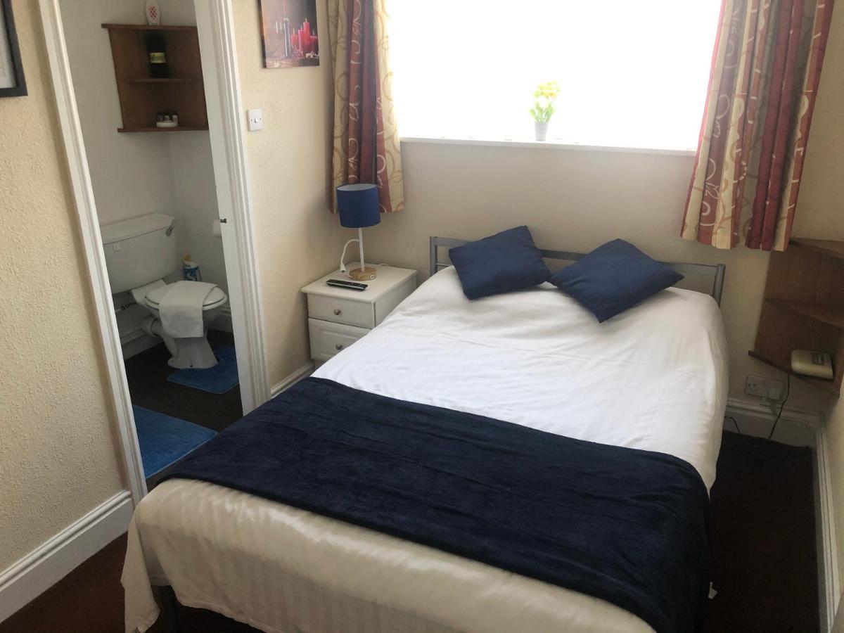 Victoria House - Self Catering Quiet - Adult Singles And Couples Only Blackpool