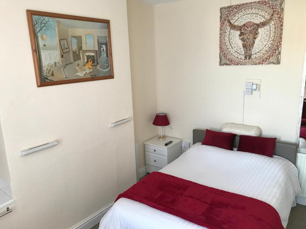 Guest house Victoria House - Self Catering Quiet - Adult Singles And Couples Only *