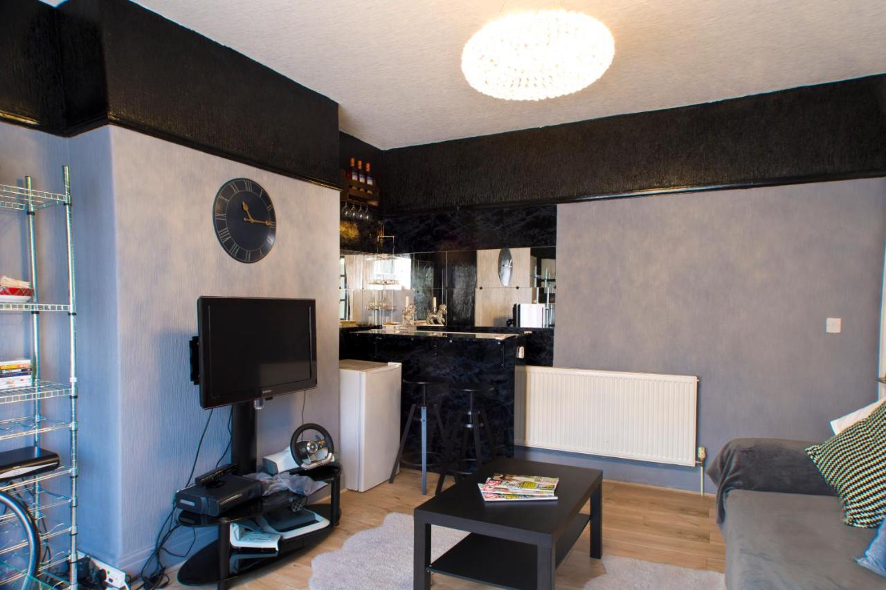 A Away From Now With Netflix And Ps4 Apartment *