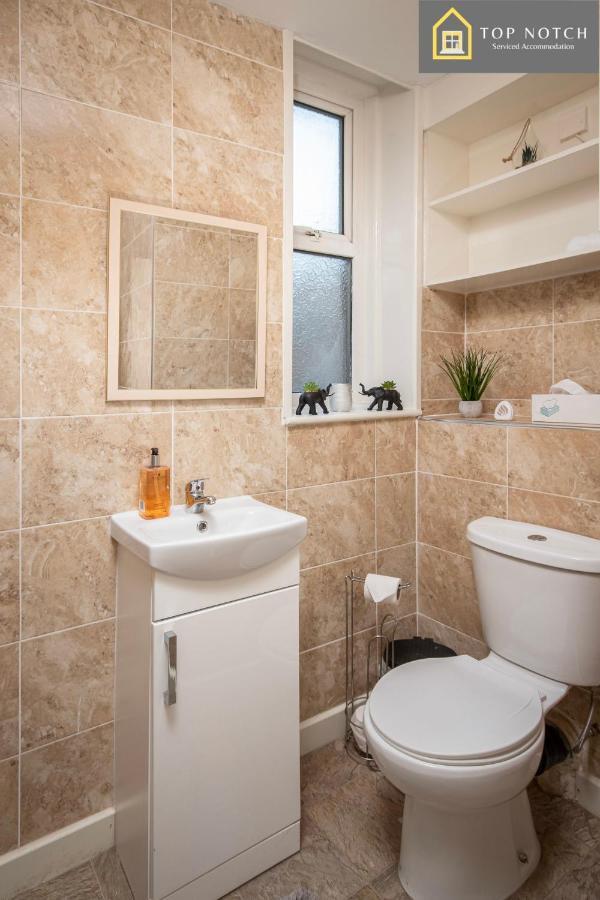 2 Bedroom At , Top Notch Serviced , Free Wifi * Blackpool