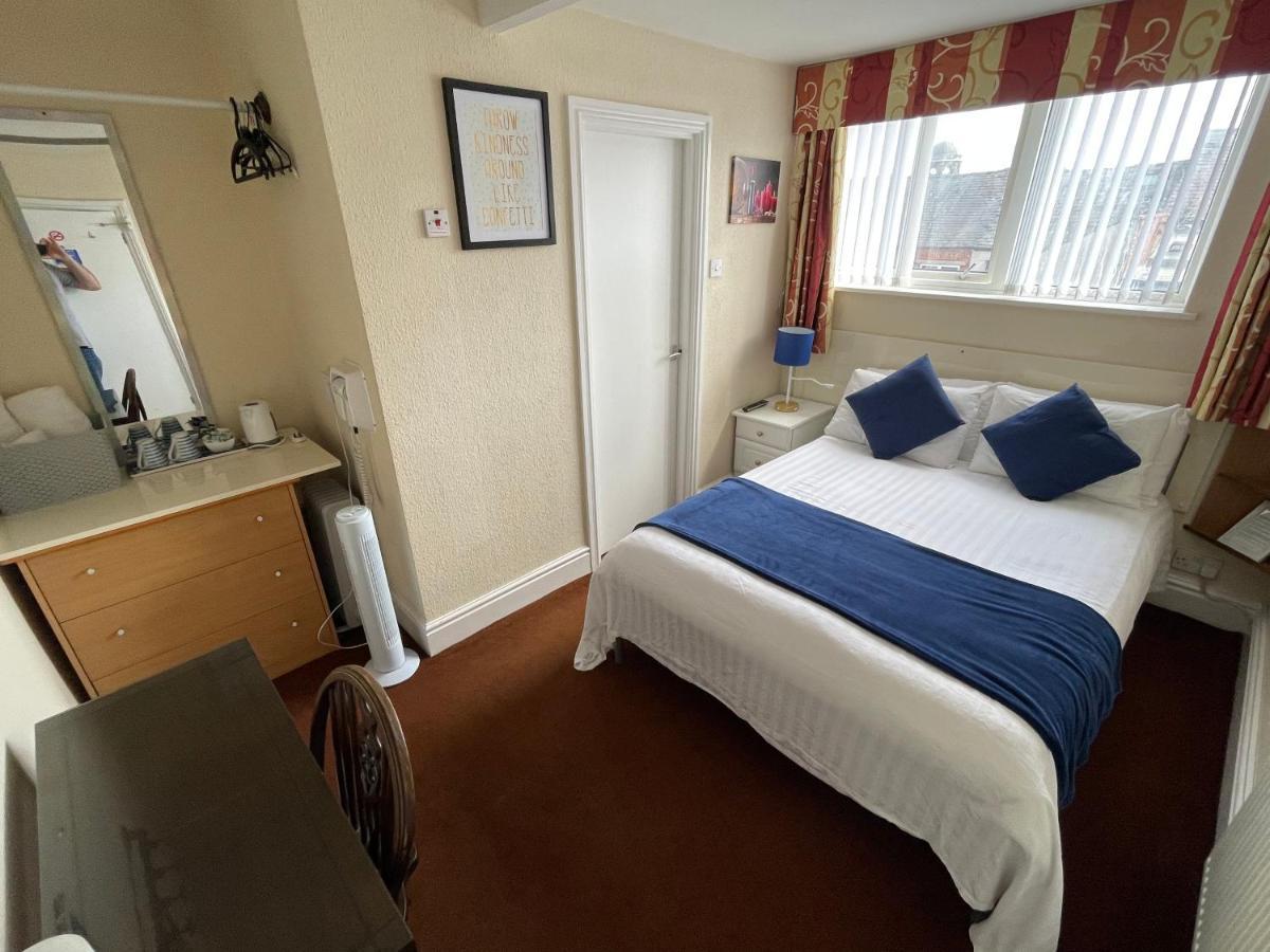 Victoria House - Self Catering Quiet - Adult Singles And Couples Only * Blackpool