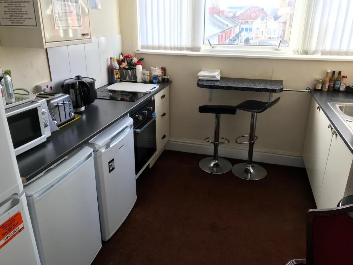 Victoria House - Self Catering Quiet - Adult Singles And Couples Only Guest house