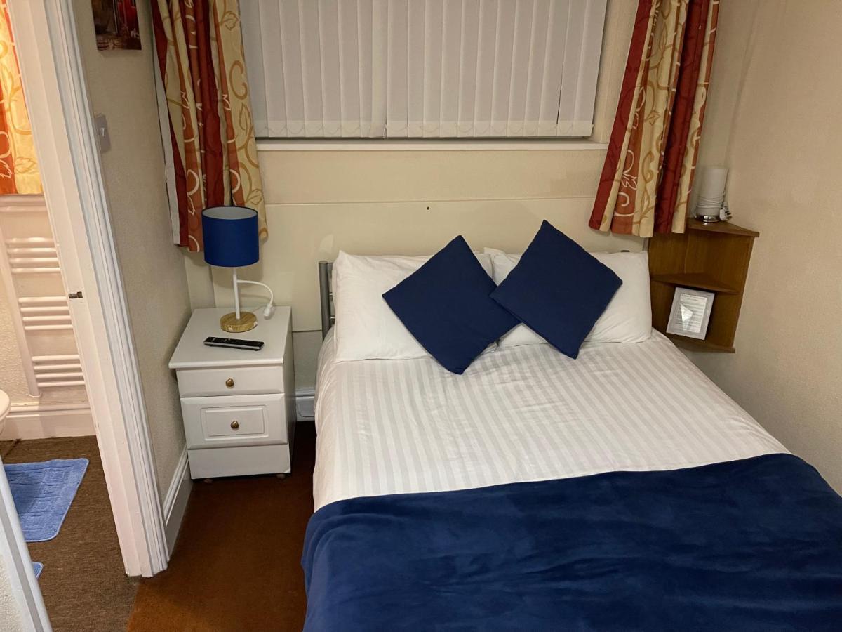 Victoria House - Self Catering Quiet - Adult Singles And Couples Only Guest house