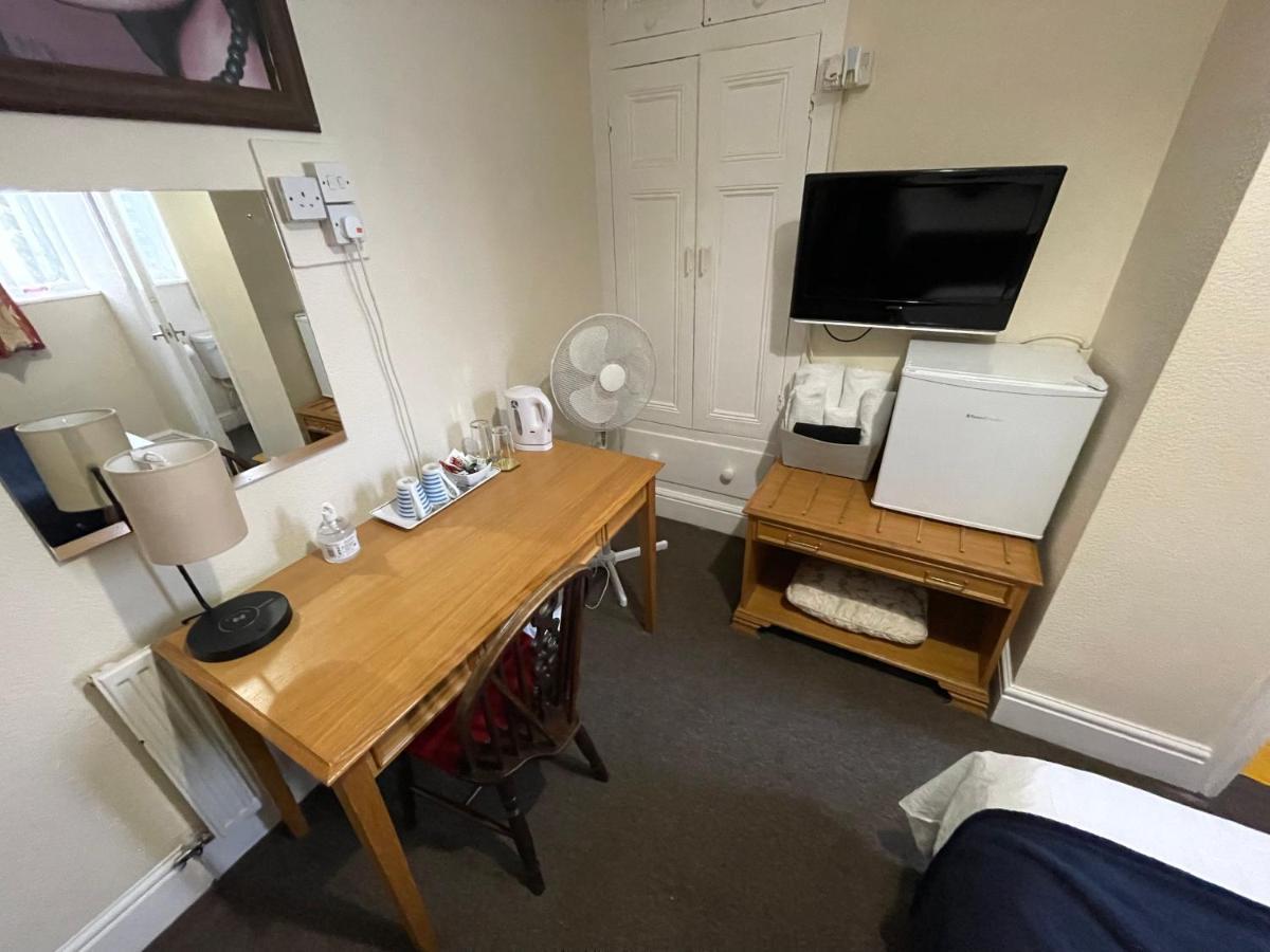 Victoria House - Self Catering Quiet - Adult Singles And Couples Only * Blackpool