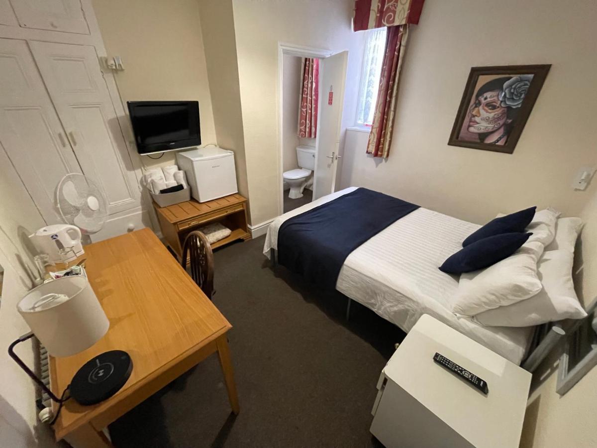 Guest house Victoria House - Self Catering Quiet - Adult Singles And Couples Only Blackpool