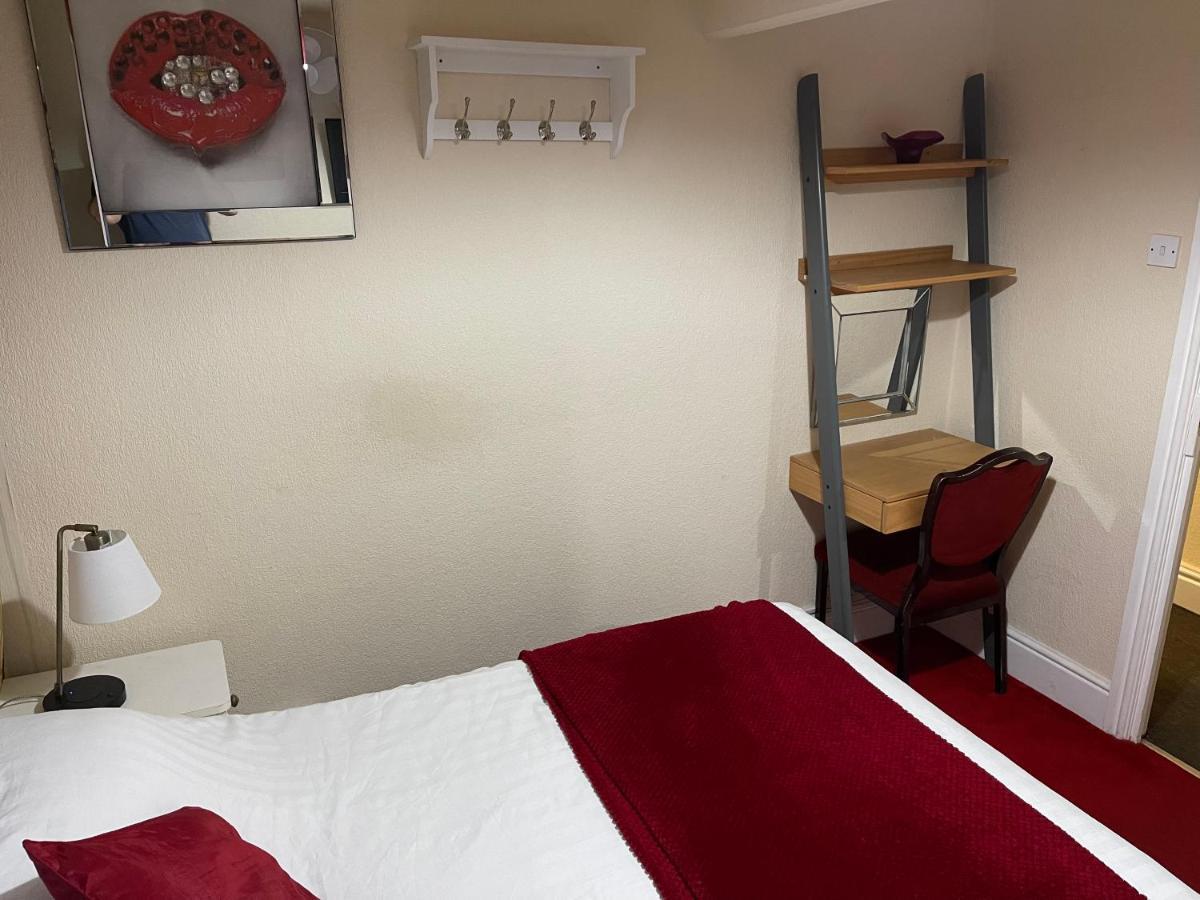 Guest house Victoria House - Self Catering Quiet - Adult Singles And Couples Only
