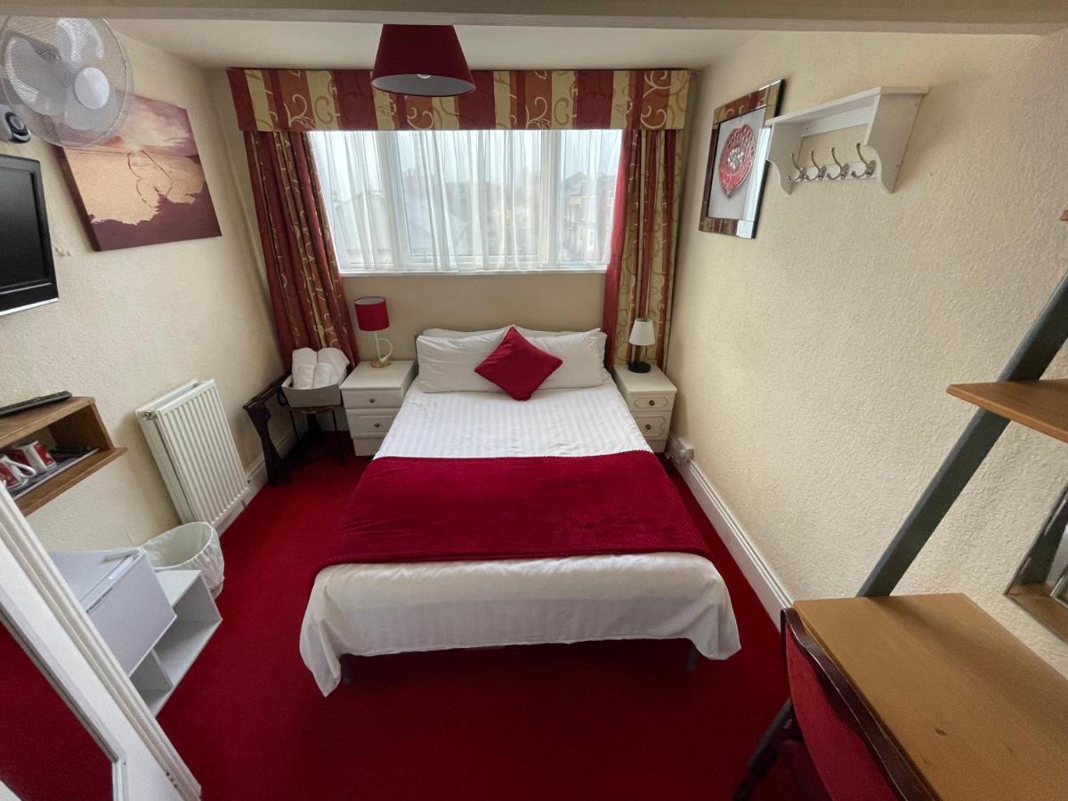 Guest house Victoria House - Self Catering Quiet - Adult Singles And Couples Only Blackpool