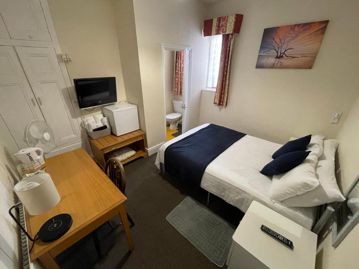 Guest house Victoria House - Self Catering Quiet - Adult Singles And Couples Only *