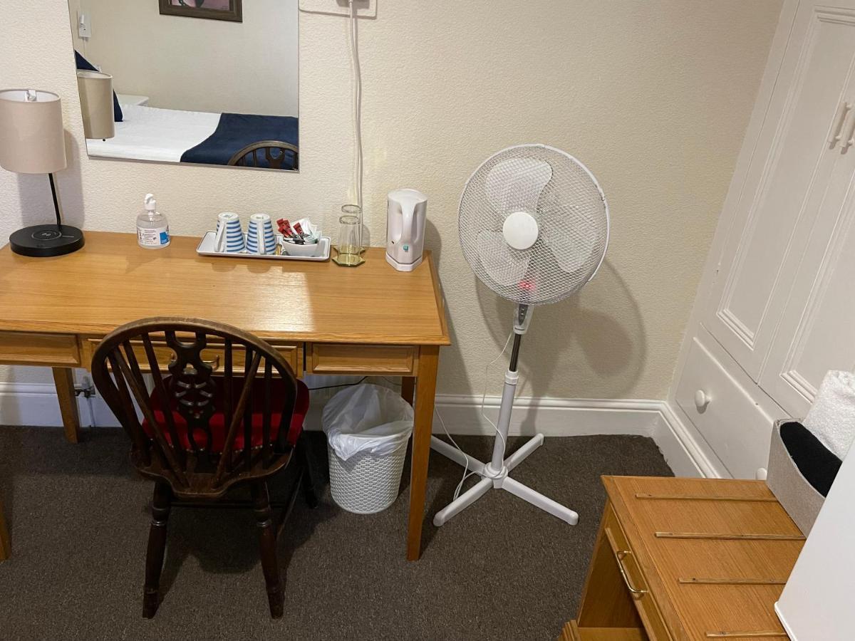 Victoria House - Self Catering Quiet - Adult Singles And Couples Only * Blackpool