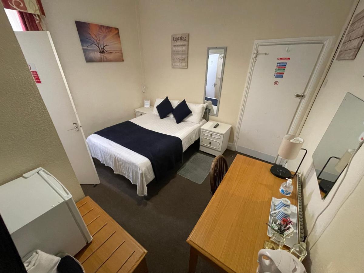 Victoria House - Self Catering Quiet - Adult Singles And Couples Only Guest house
