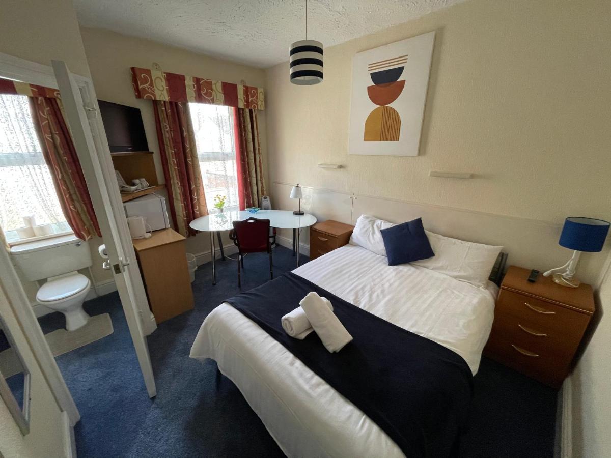 Victoria House - Self Catering Quiet - Adult Singles And Couples Only Guest house