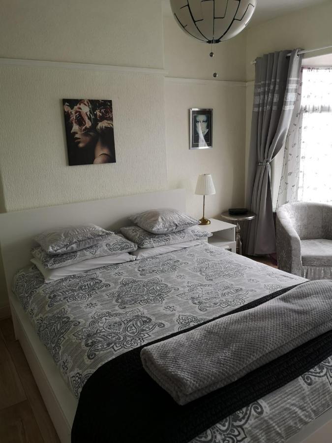 A Away From Now With Netflix And Ps4 Apartment *
