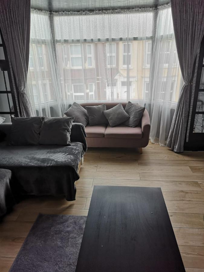 Apartment A Away From Now With Netflix And Ps4 *