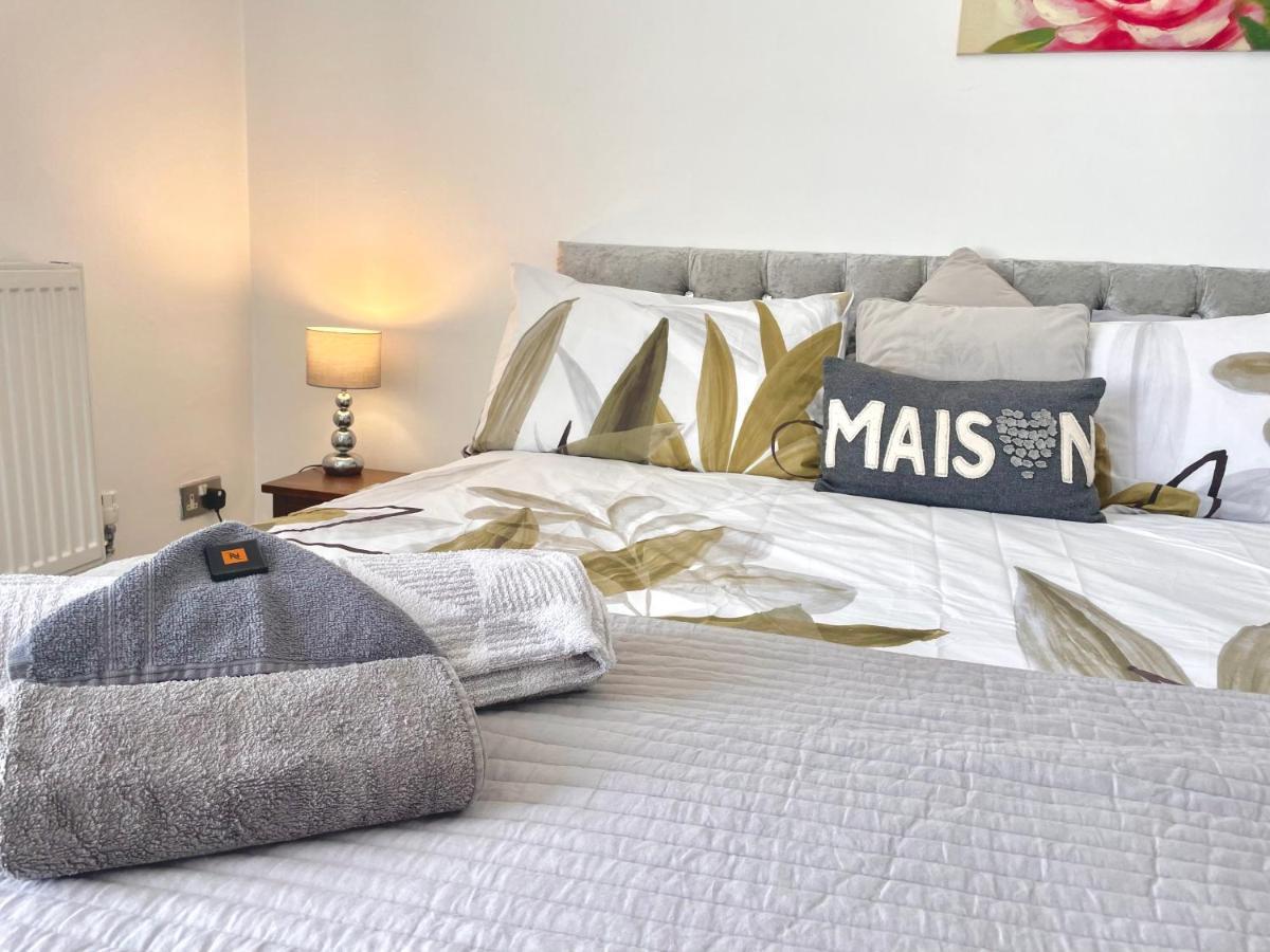 Entire In With Free Parking And A Private Patio Garden Holiday home *