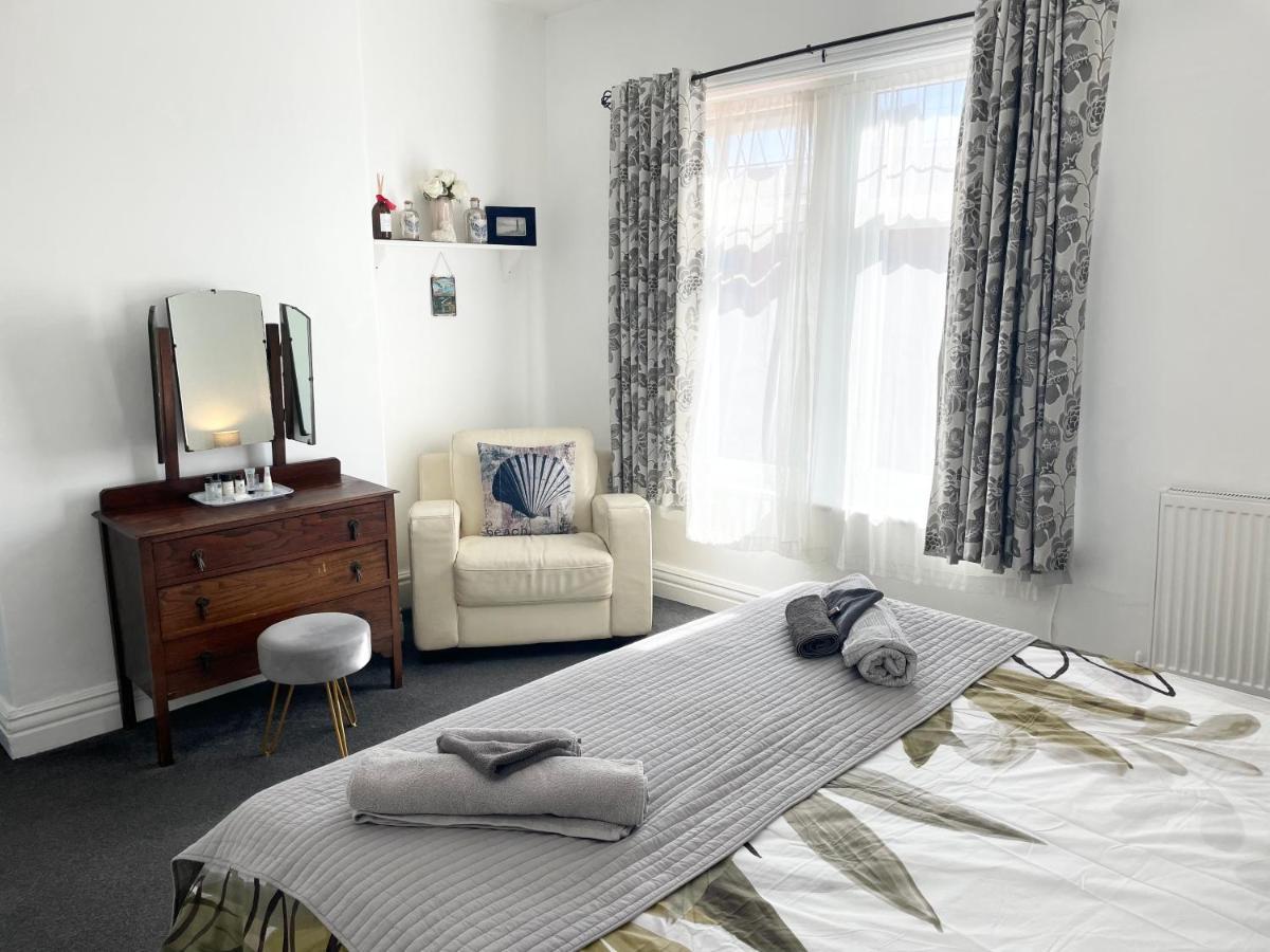 Holiday home Entire In With Free Parking And A Private Patio Garden