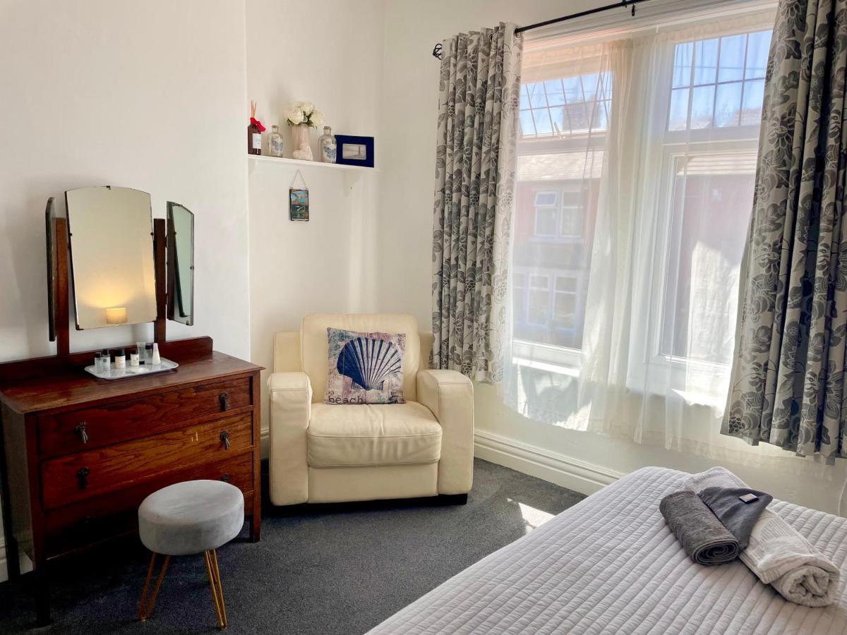 Entire In With Free Parking And A Private Patio Garden *