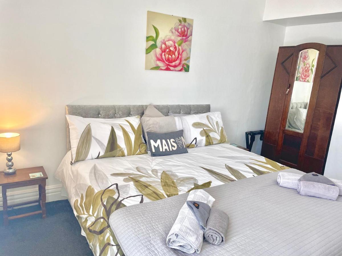 Entire In With Free Parking And A Private Patio Garden