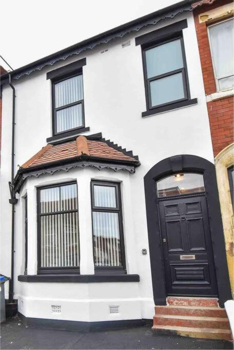 Hesketh - 4 Bedroom Seaside * Blackpool
