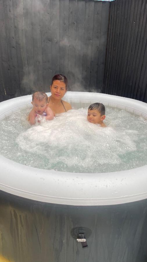 Holiday home Cheerful 3 Bedroom Town House With Hot Tub