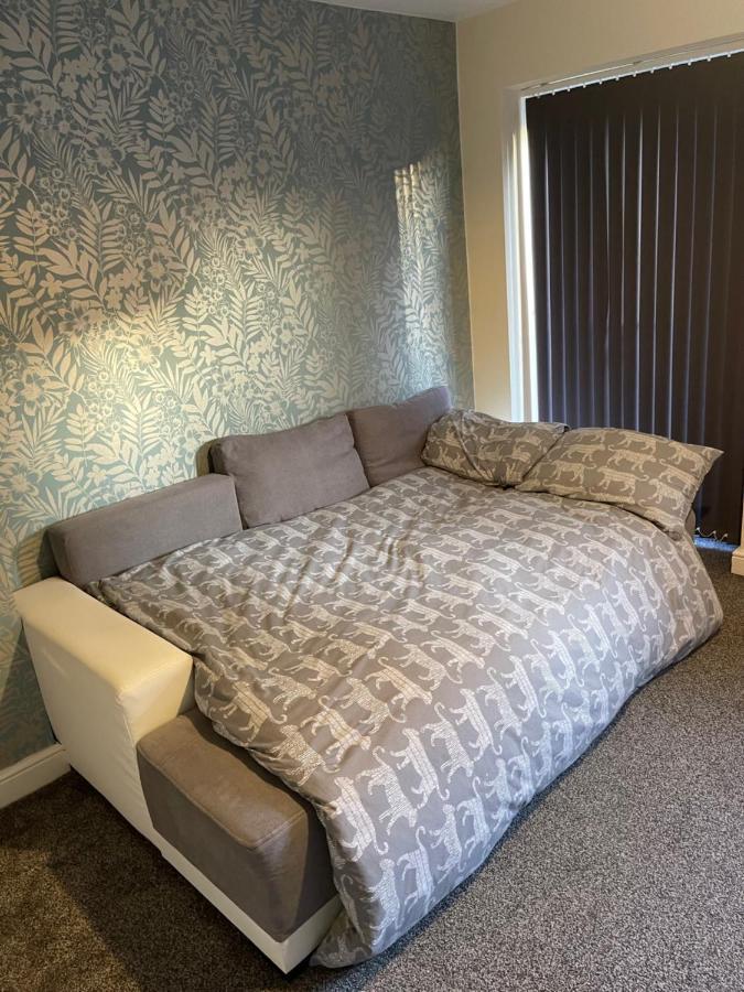 Holiday home Cheerful 3 Bedroom Town House With Hot Tub Blackpool