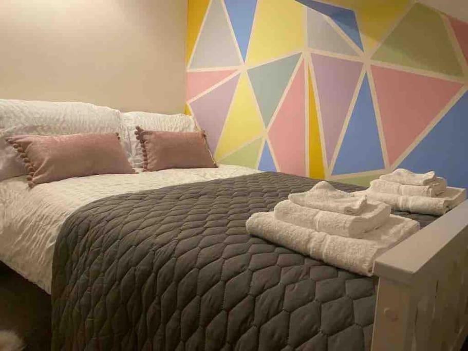 Hidden Gem W/ Parking Short Walk To Pleasure Apartment *
