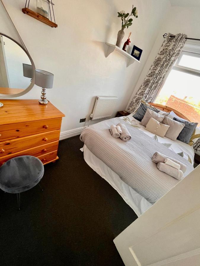 Holiday home Entire In With Free Parking And A Private Patio Garden