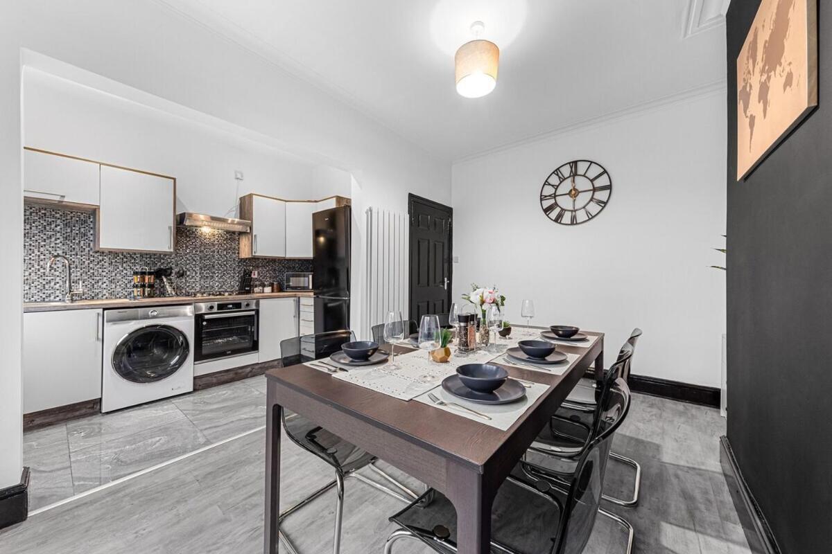 Luxury By The Sea, Beautiful 3 Bedroom House With Fast Wifi, King Bed, Lovely Garden! Blackpool's Finest Getaway Experience For Up To 8 Guests! Holiday home