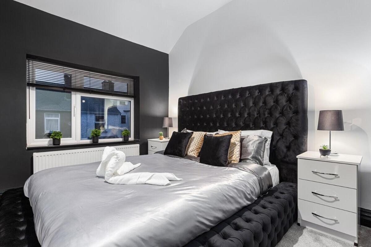 Luxury By The Sea, Beautiful 3 Bedroom House With Fast Wifi, King Bed, Lovely Garden! Blackpool's Finest Getaway Experience For Up To 8 Guests! Holiday home
