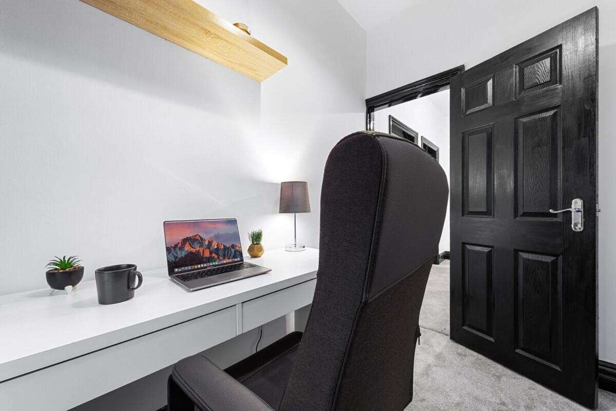 Luxury By The Sea, Beautiful 3 Bedroom House With Fast Wifi, King Bed, Lovely Garden! Blackpool's Finest Getaway Experience For Up To 8 Guests! Blackpool